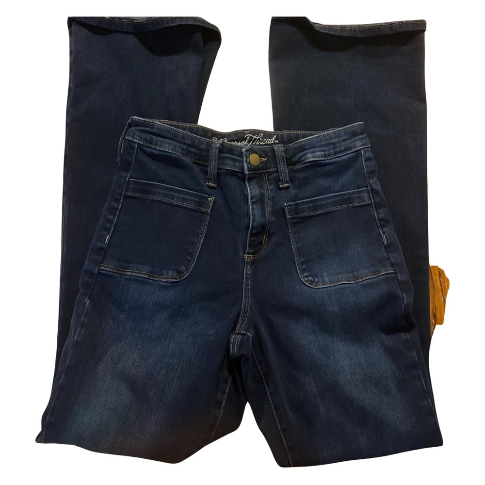 Universal Thread High Wasted Women’s Jeans. Size: 4/27. Color: Blue.